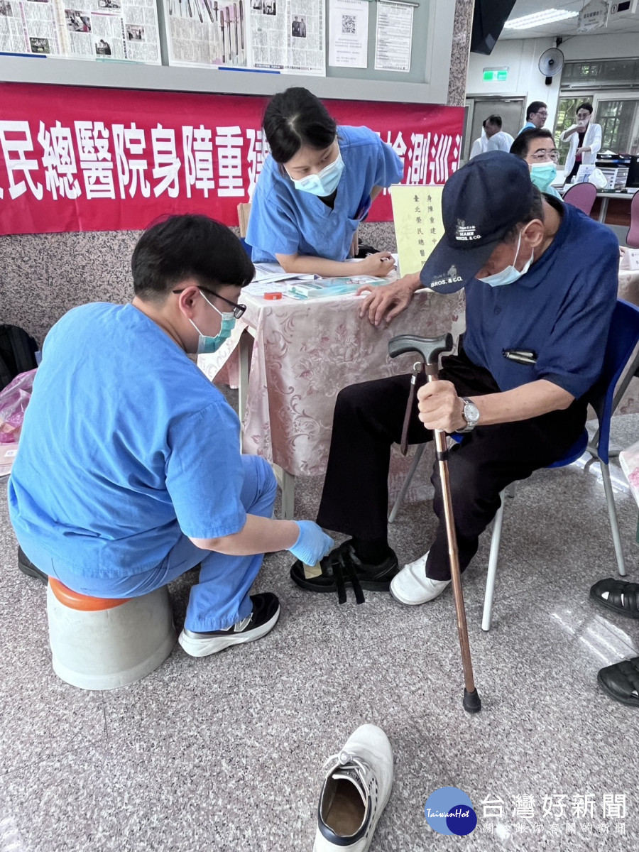 臺北榮民總醫院身障重建中心陳衍如物理治療師(左1)、劉姿辰職能治療師(左2)為行動不便榮民進行輔具適配服務。