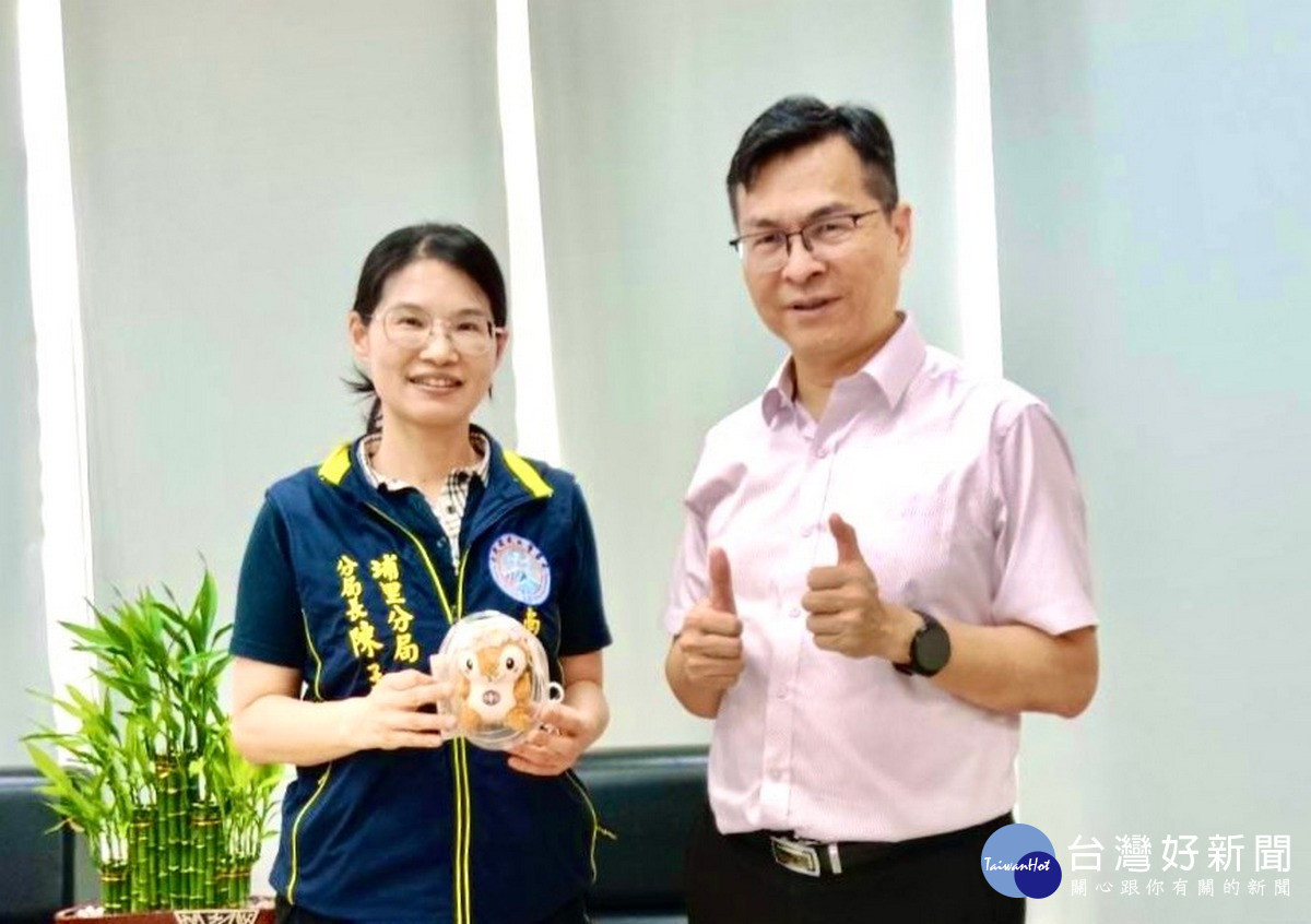 國立暨南國際大學學生事務處學務長蕭霖(右)，拜訪南投縣政府警察局埔里分局分局長陳孟君(左)，共築校園安全防護網。（圖/暨大提供）
