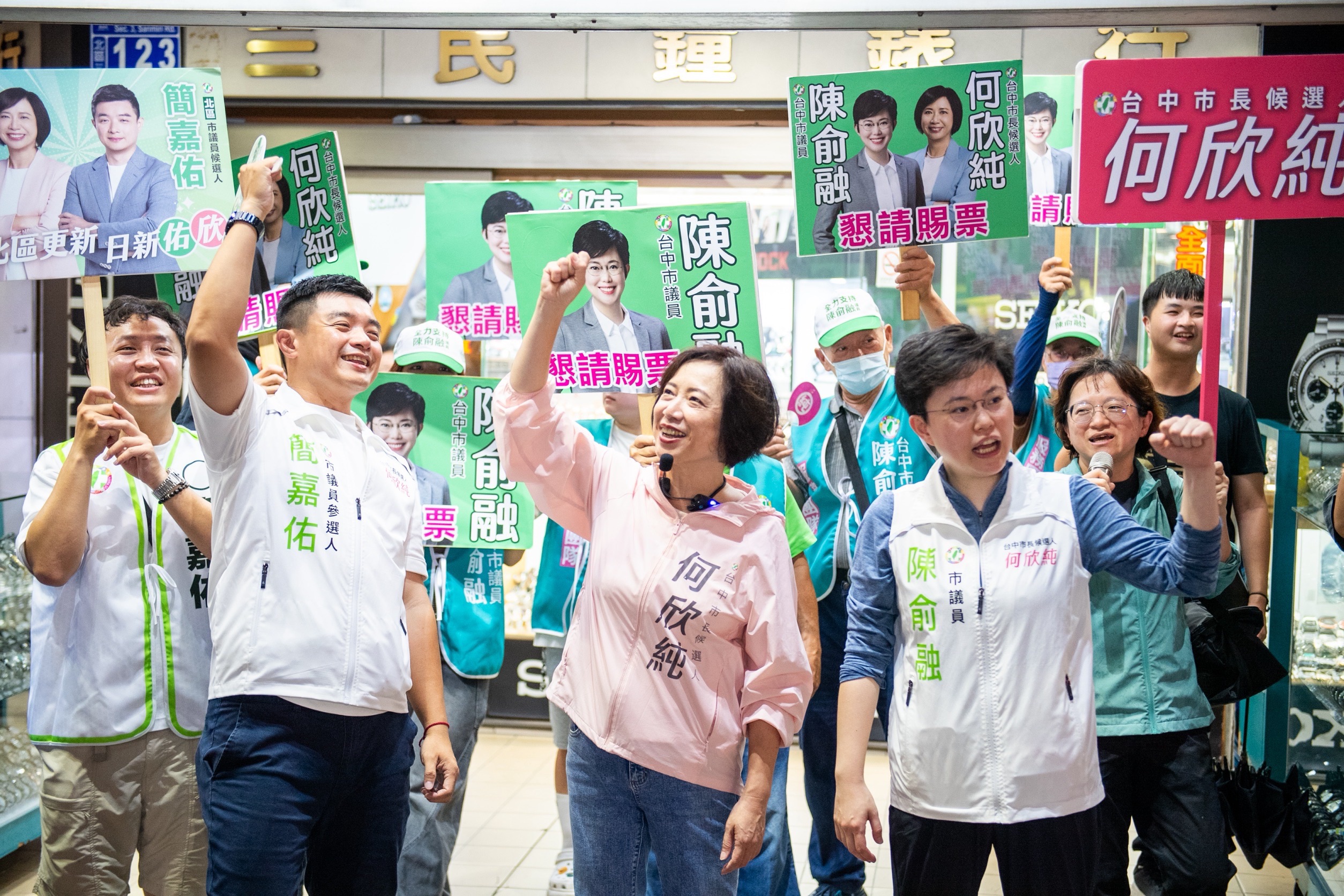 何欣純夜訪一中商圈 提數位轉型、青年創業讓人潮變商機