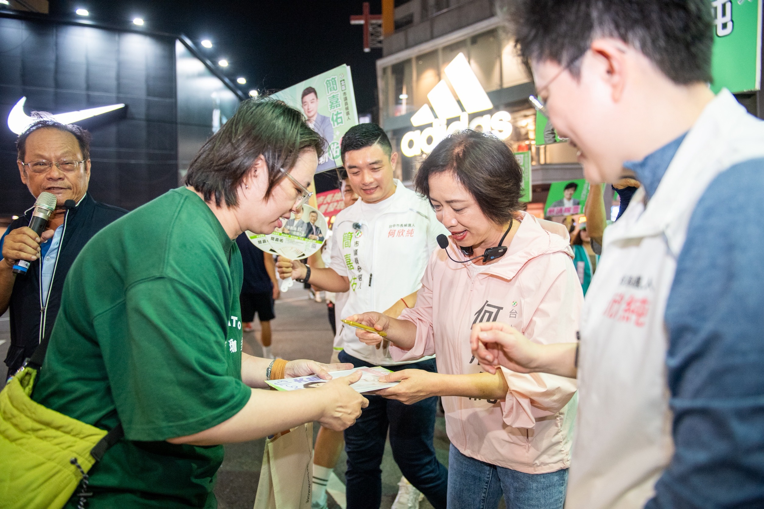 何欣純夜訪一中商圈 提數位轉型、青年創業讓人潮變商機