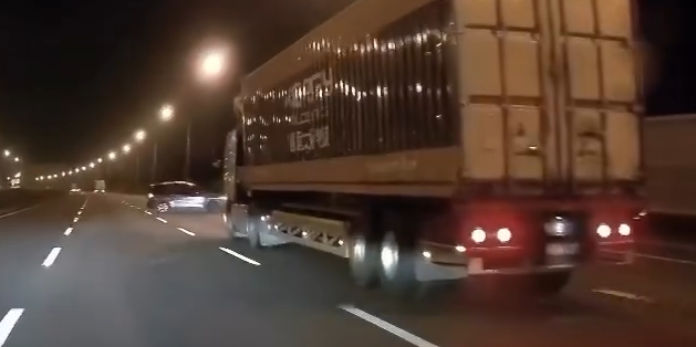 國1台南新營凌晨車禍!小客車撞護欄橫停 遭半聯結車撞擊3人送醫