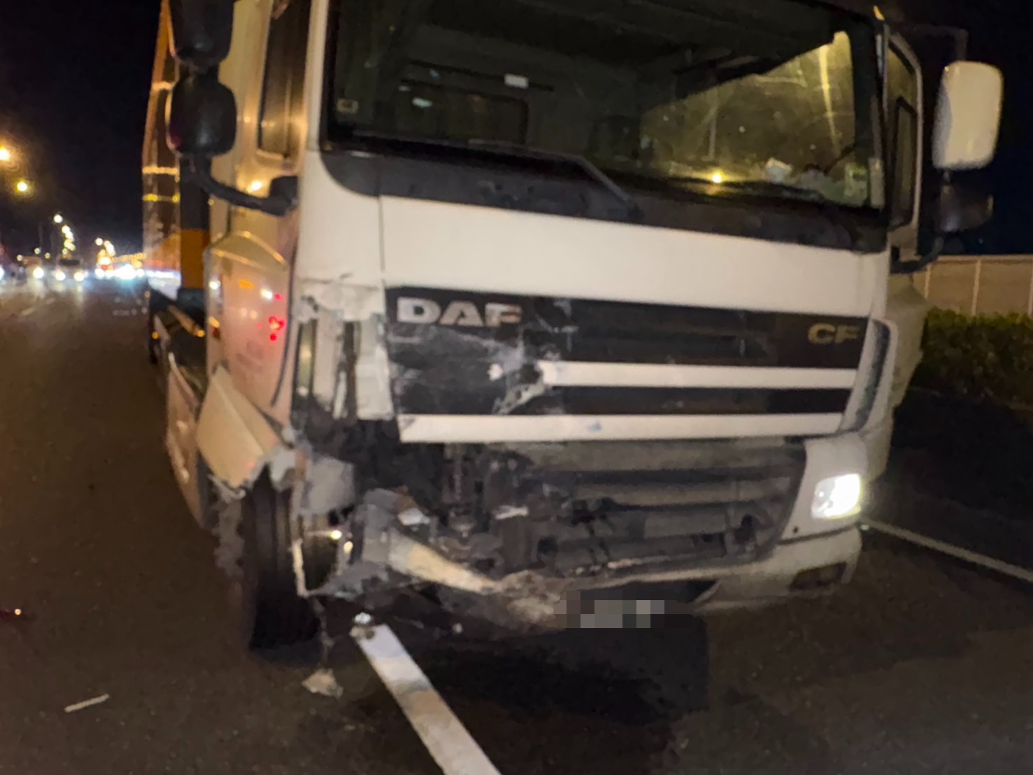 國1台南新營凌晨車禍!小客車撞護欄橫停 遭半聯結車撞擊3人送醫