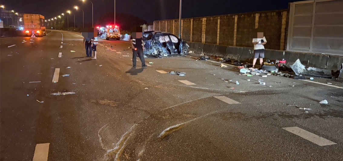 國1台南新營凌晨車禍!小客車撞護欄橫停 遭半聯結車撞擊3人送醫