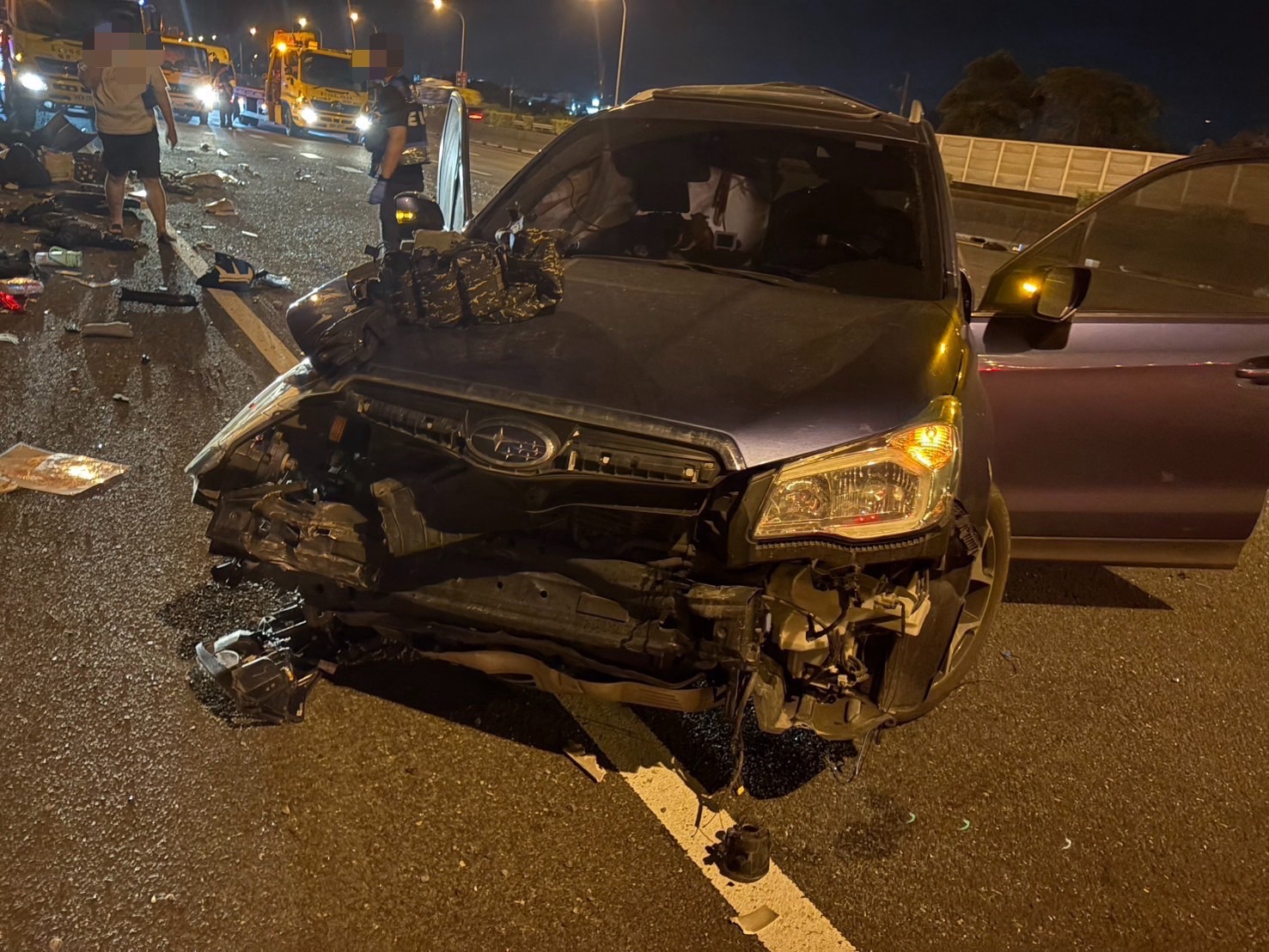 國1台南新營凌晨車禍!小客車撞護欄橫停 遭半聯結車撞擊3人送醫