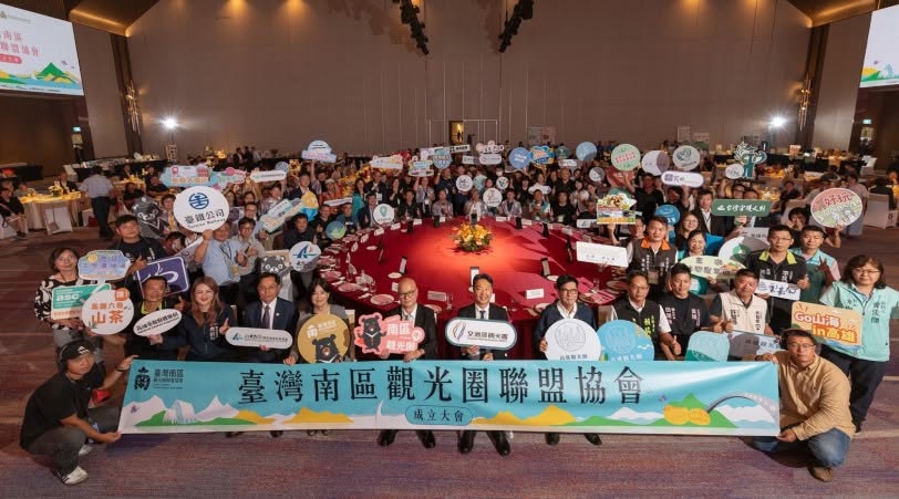 可能是一或多人和文字的圖像