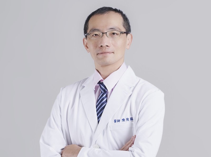 骨折不是老人專利！類固醇吃超過3個月，小心骨頭悄悄變脆 嘉基醫師提醒：長期使用類固醇更要防骨鬆