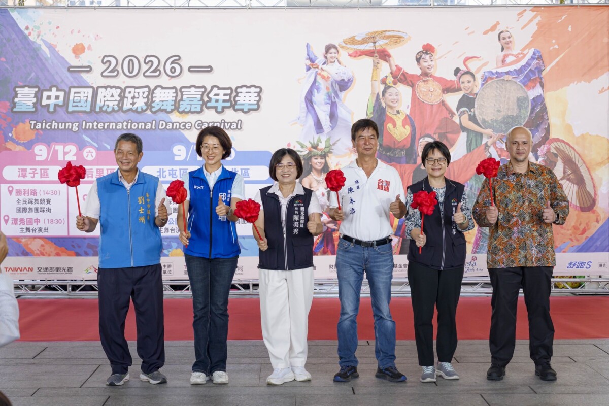 ▲馬來西亞觀光旅遊局台北辦事處哈翡之處長、劉士州議員、邱愛珊議員、陳本添議員及市府團隊開幕啟動。(圖/記者顏淑娟翻攝)