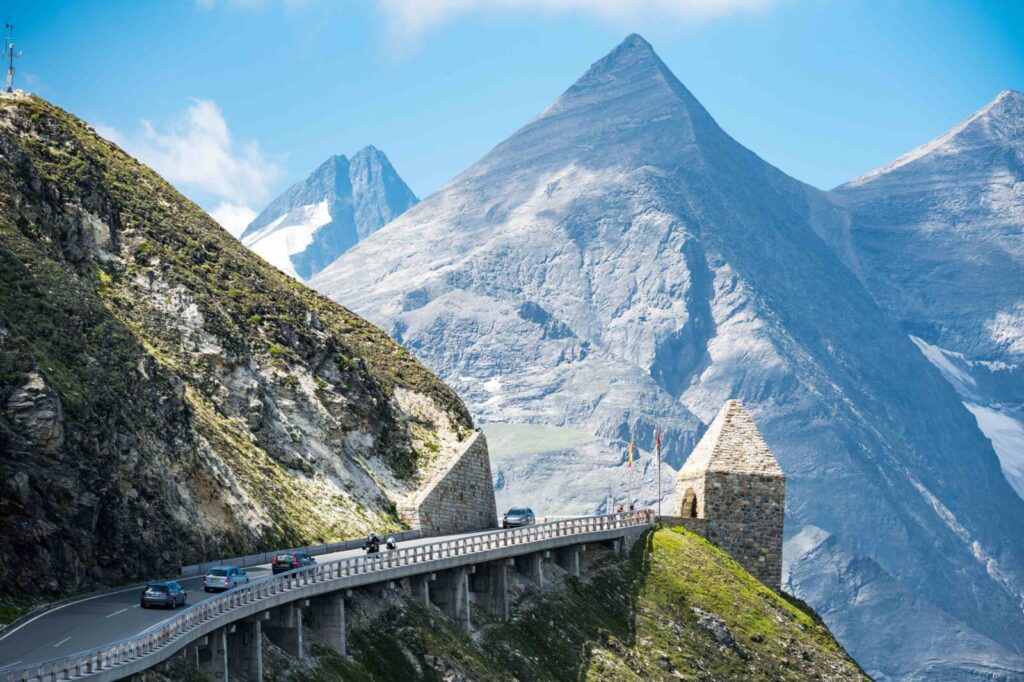 馳騁大鍾山高山公路，遠眺阿爾卑斯壯麗冰川。圖/欣傳媒提供