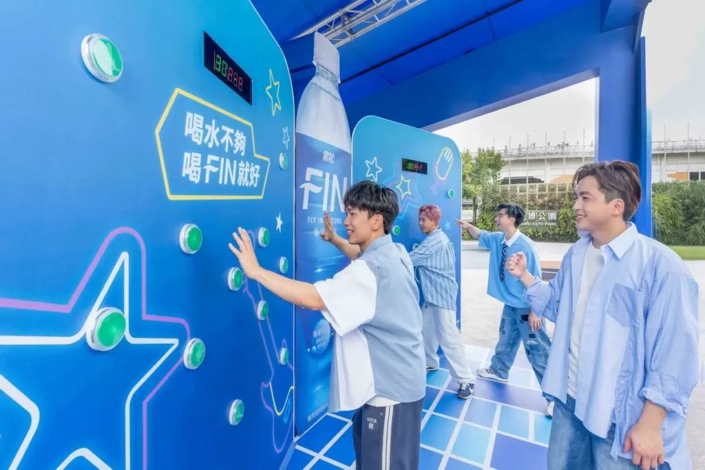 黑松FIN年度代言人理想混蛋今(14)日率先體驗「FIN節奏PLAY!」。