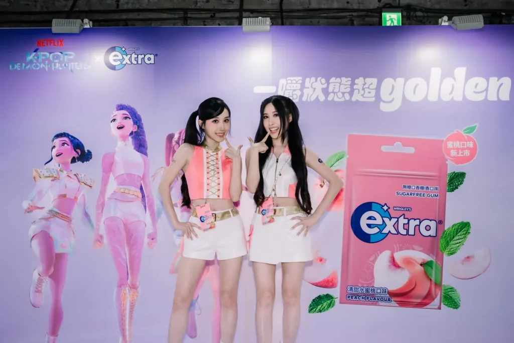 extra®品牌大使Sandy & Mandy兩人在舞台極致的舞藝與自信,不只為extra®全新清甜水蜜桃口味增添甜蜜滋味,也完美詮釋本次活動核心精神—「一嚼狀態超golden」!