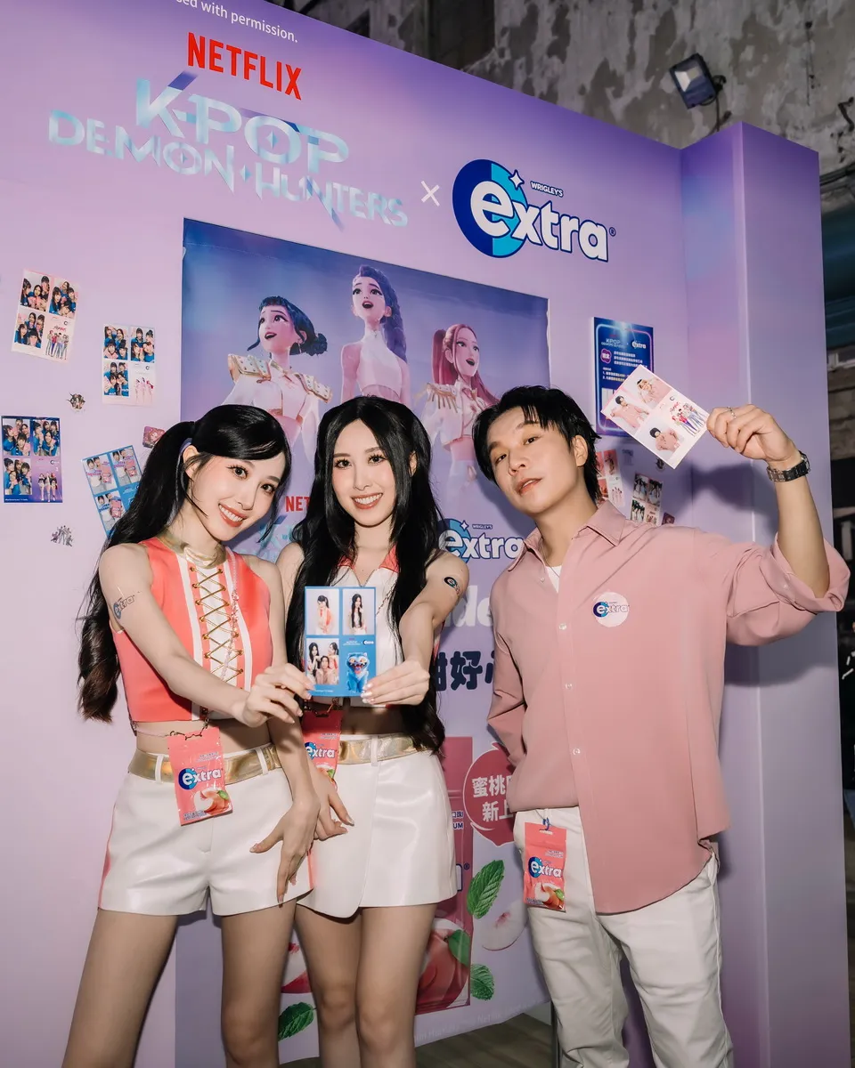 「extra®無糖口香糖 x K-Pop 獵魔女團 夏日限定聯名館」盛大開幕,現場邀請到以滿滿正能量深受年輕族群喜愛的女子團體Sandy & Mandy來擔任extra®品牌大使,並由金鐘主持派翠克擔綱主持