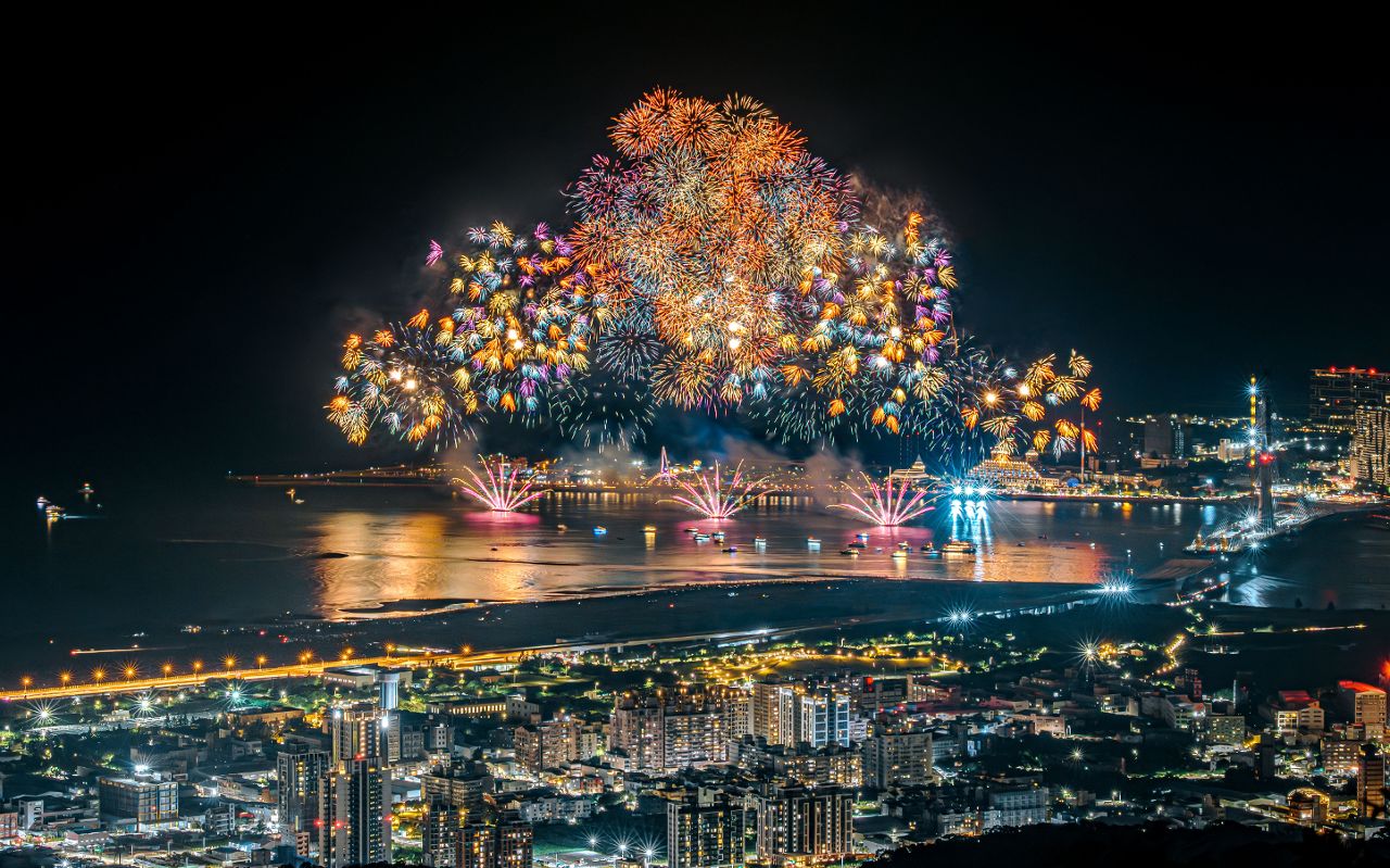淡水萬發煙火8/16璀璨升空！　10分鐘星河點亮漁人碼頭
