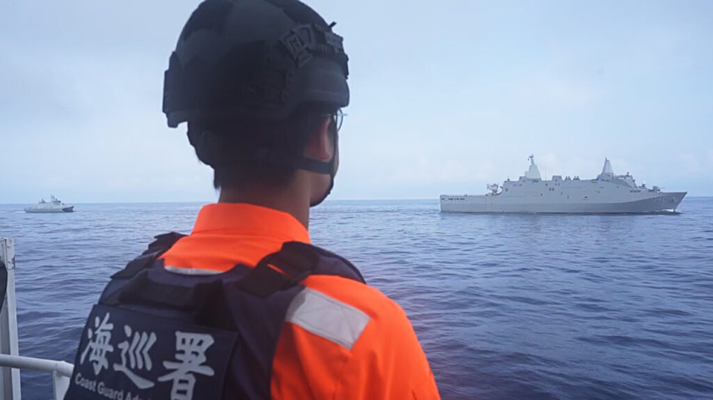海巡執行漢光42號演習「聯合反封鎖護航」,海巡、海軍首次實兵演練海上護送關鍵戰略物資入港。(圖/海巡署)