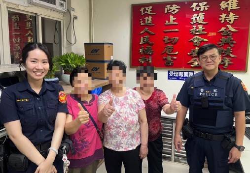 婦人與摯友們與員警合影。(圖/記者 戴昱弘翻攝)
