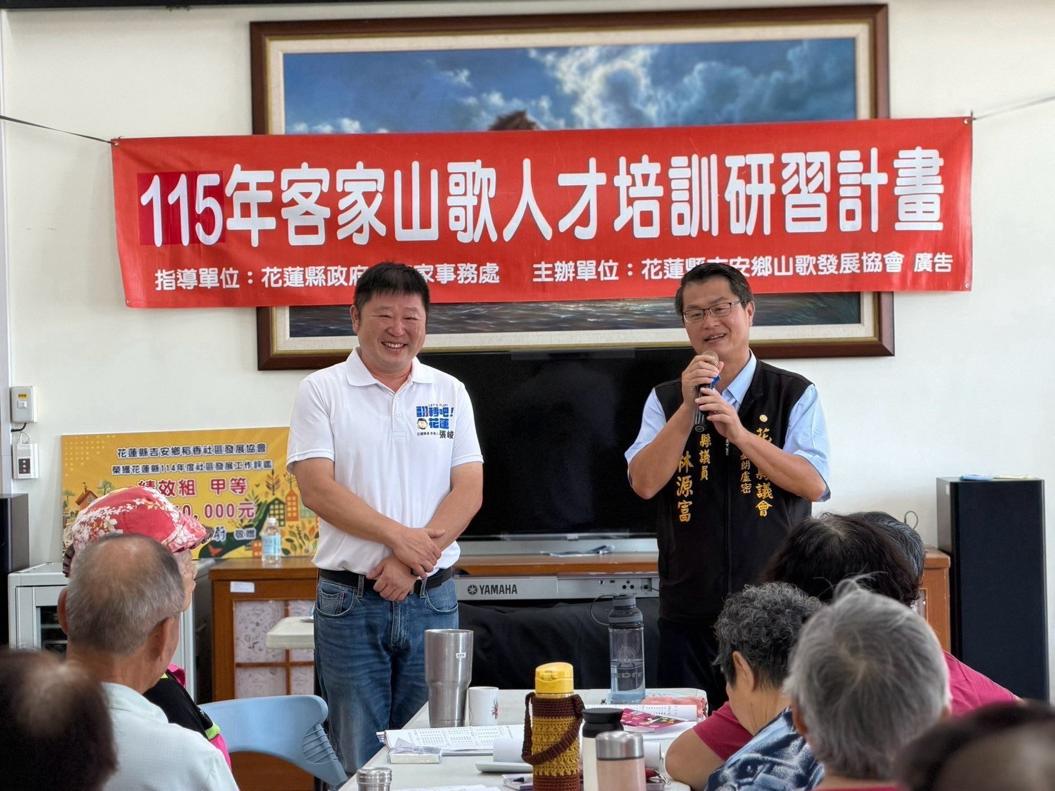 張峻(左)今(14)日在縣議員林源富陪同下,前往參加吉安鄉客家山歌人才培訓研習班。(圖/記者 趙靜姸翻攝)