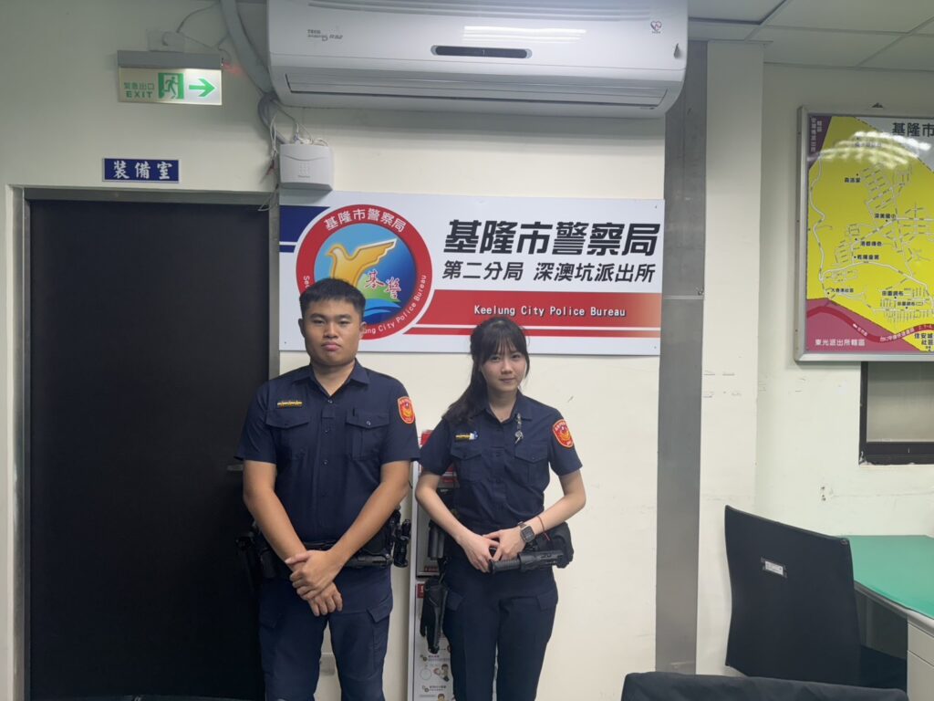 第二分局深澳坑派出所警員黃雪桐、陳昱安(右至左)。(圖/記者薛秀蓮 翻攝)