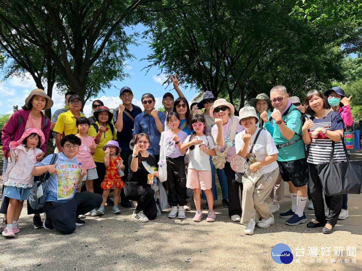 桃療為推廣ESG綠色理念辦理「115年親子日—綠色輕旅老街溪親子健走活動」,院長廖定烈、祕書黃郁然親自參與活動,與桃療同仁及家屬一同健走。 (桃療提供)