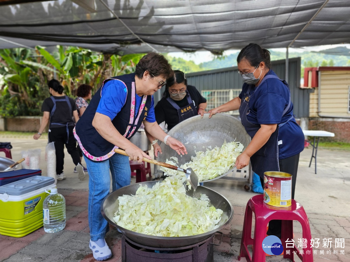 大水里區陳淑惠區主委（南投縣議員）為活動烹煮家鄉味。