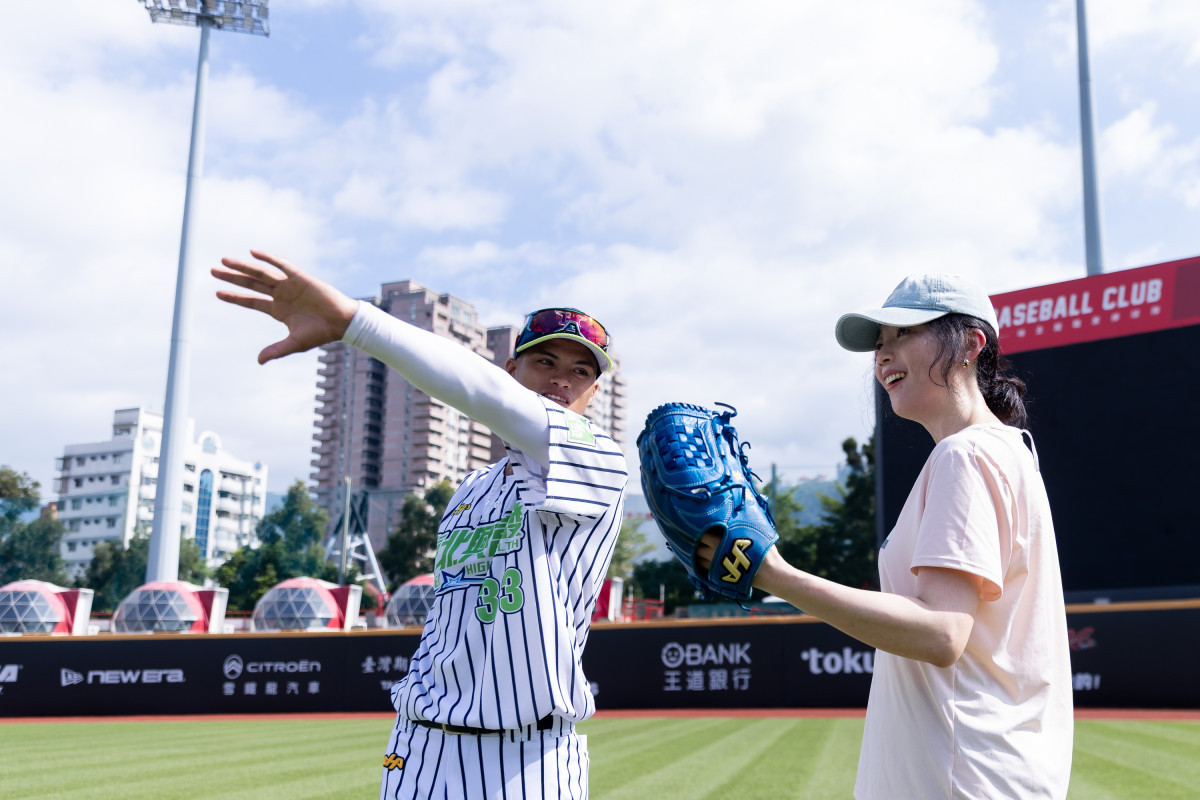 「Girls Play Ball」女子限定企劃鼓勵更多女性勇敢走進球場，在臺北興富發棒球隊球員專業指導下，親身體驗棒球運動的樂趣與魅力。