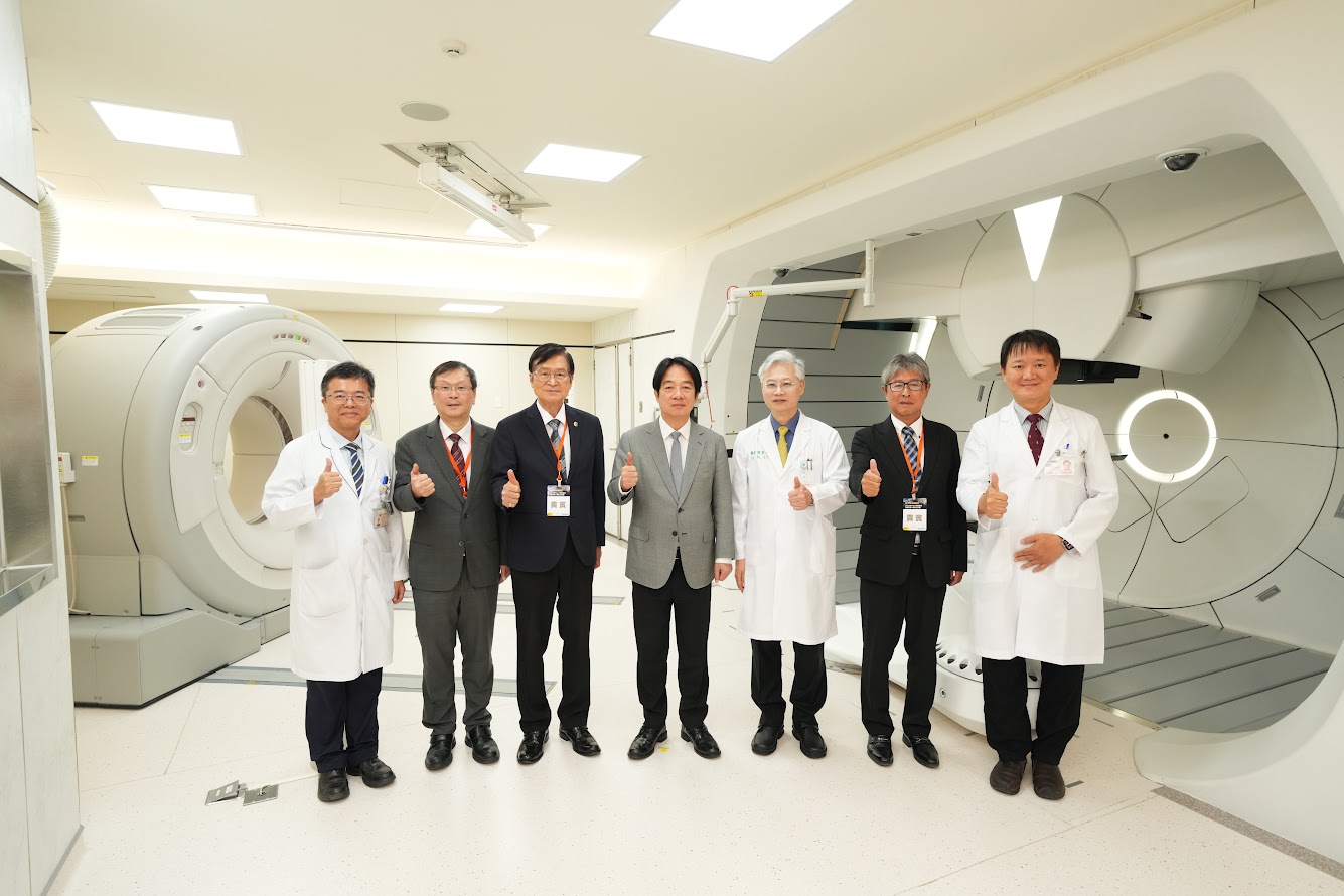 (hand pointing up)賴清德總統(中)視導臺中榮總質子治療中心裝設之全球第一台最先進質子治療機。