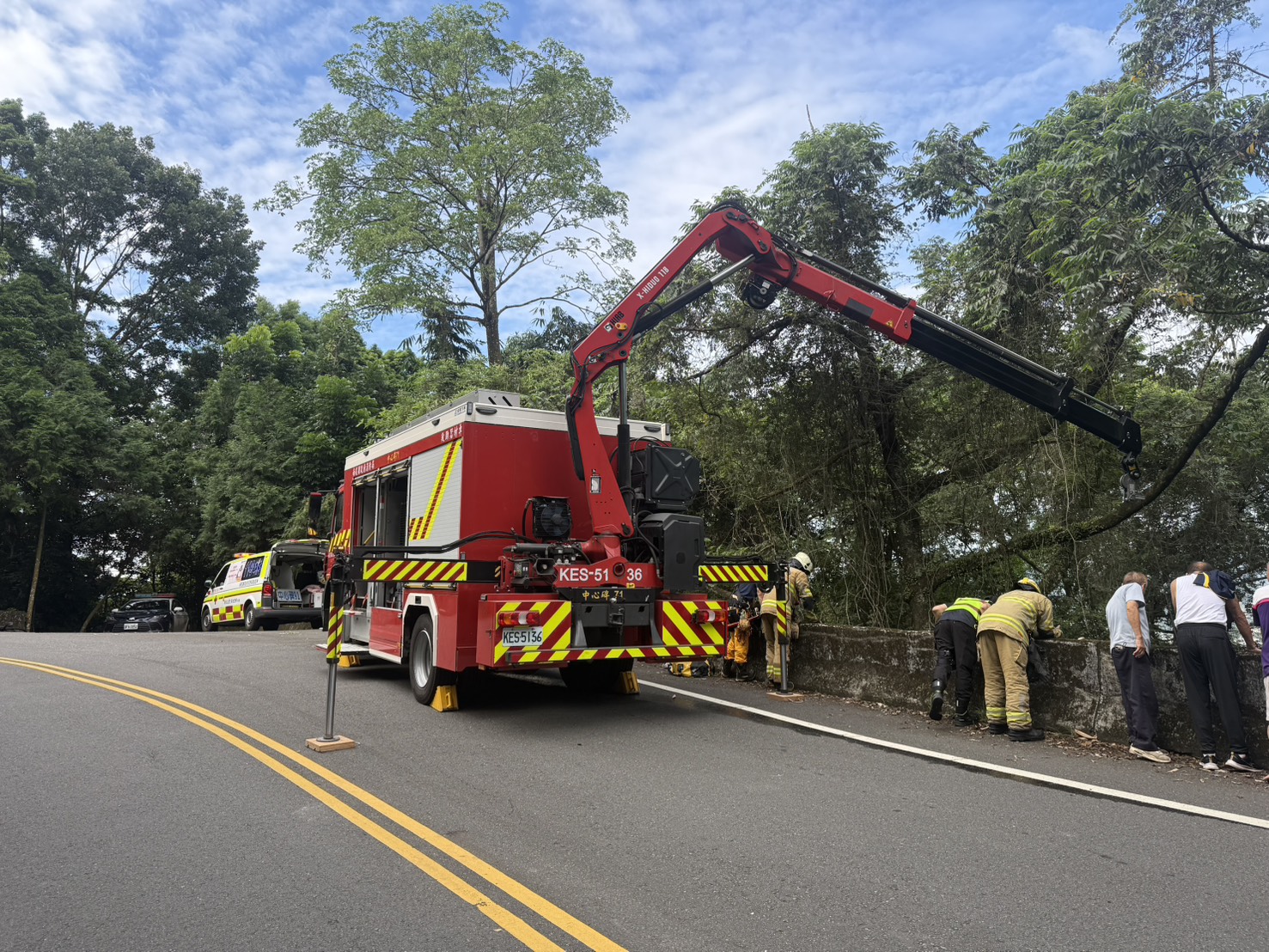 埔里虎頭山自行車事故!27歲女摔落15公尺邊坡 消防吊臂垂降救援