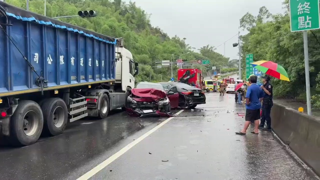 ▲台84線5車連環撞!大貨車「雨中煞不住」猛撞 紅色轎車被夾爛10人送醫(圖/記者王俊勝 翻攝)