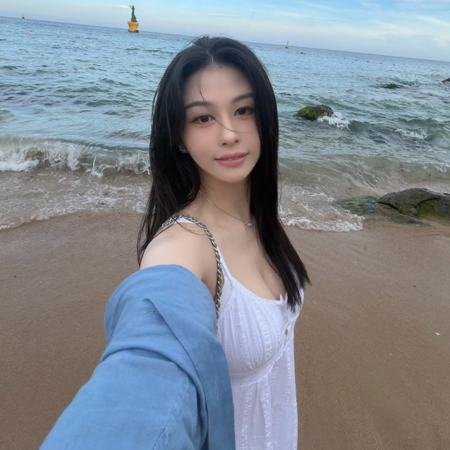 邱淑貞大女兒沈月。(圖/翻攝沈月IG)