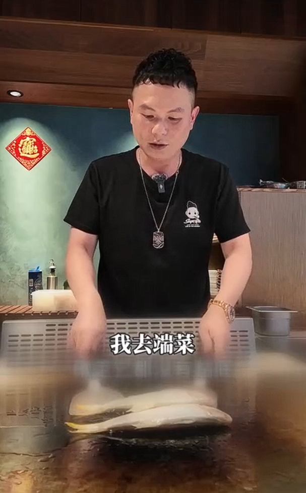 超哥開餐廳開一家倒一家,被網友虧是「超倒體」。(圖/翻攝超哥IG)