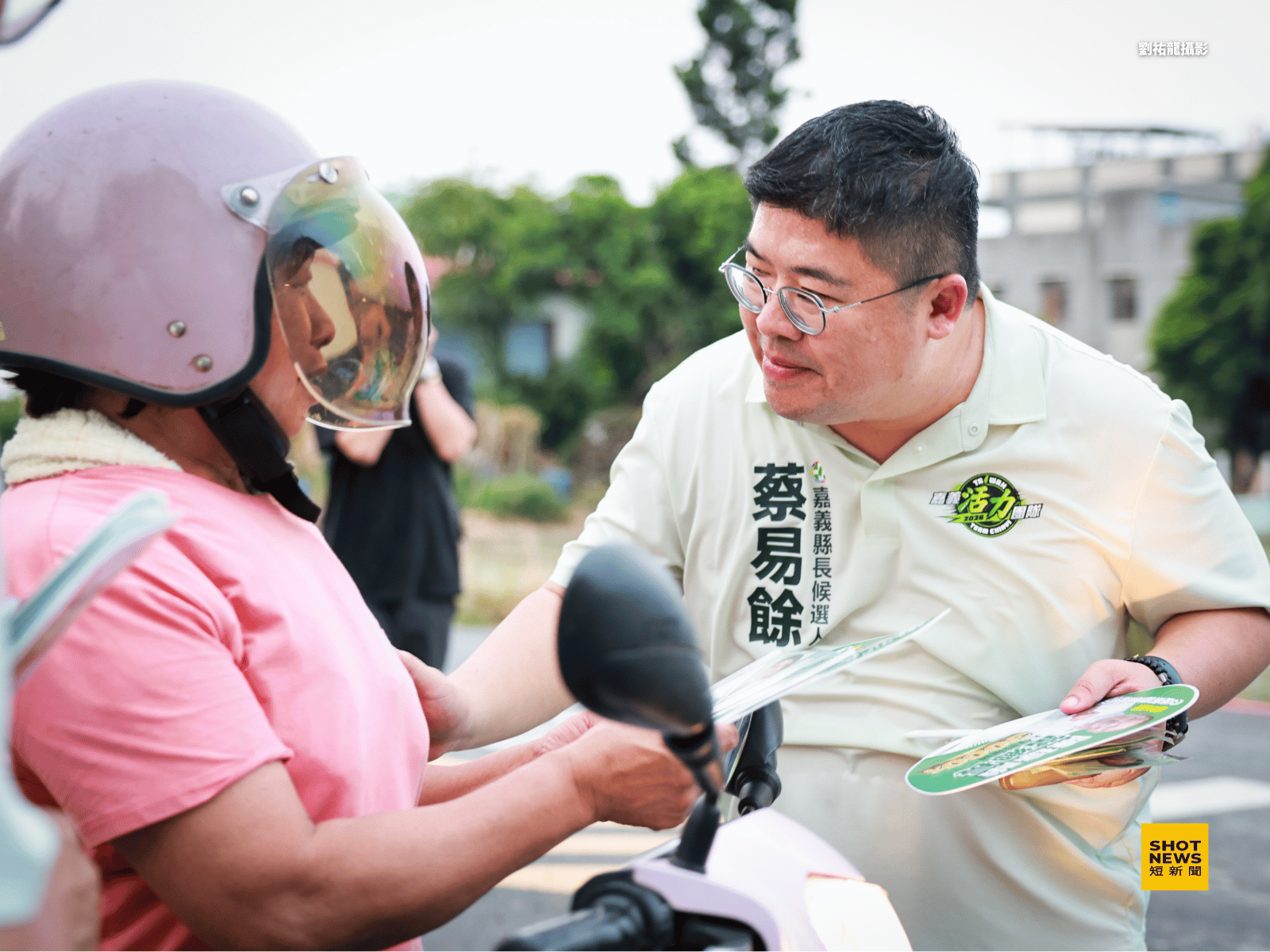 蔡易餘深入地方基層第一線，與選民拜票，姿態親民柔軟。（攝影：劉祐龍）