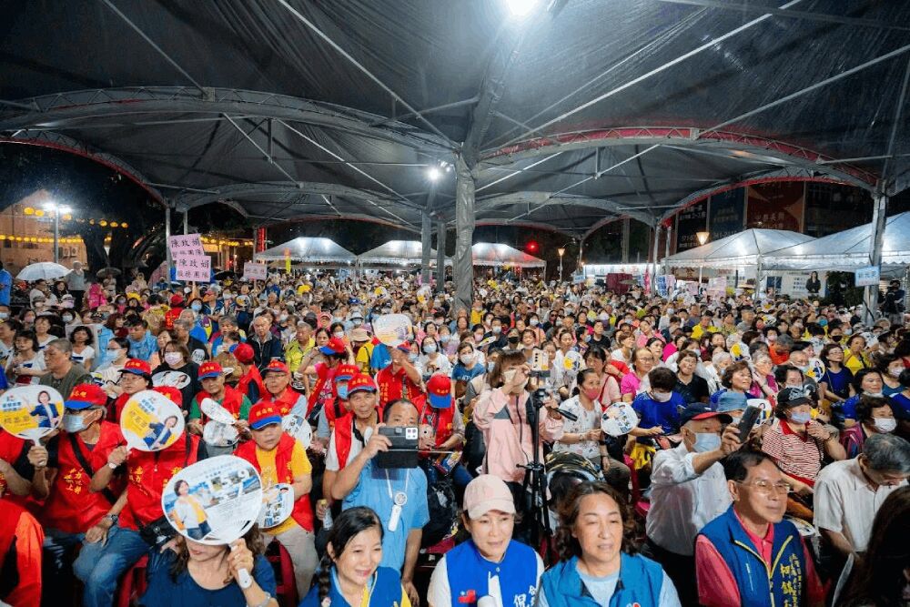 逾3000人冒雨湧廟口 柯志恩怒轟綠營:中共介選沒證據就閉嘴 229 照片來源:柯志恩競選辦公室