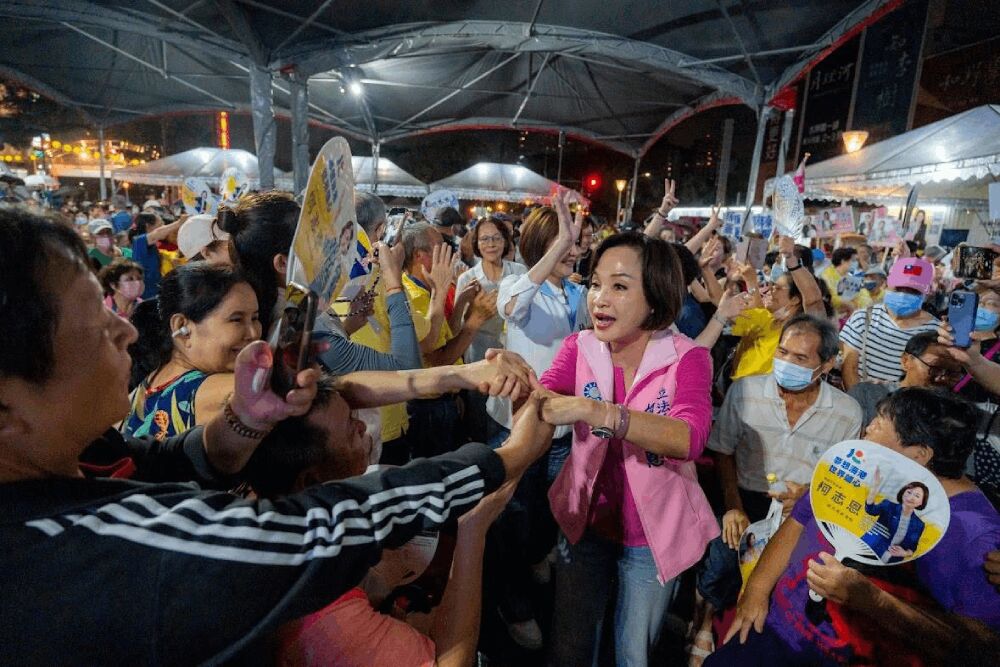 逾3000人冒雨湧廟口 柯志恩怒轟綠營:中共介選沒證據就閉嘴 230 照片來源:柯志恩競選辦公室
