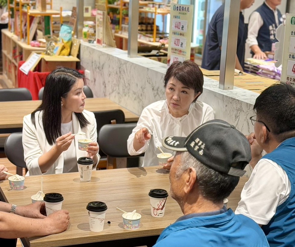 盧秀燕訪西螺參拜啖美食　讚張嘉郡長者免健保、雙語政見「讓雲林更進步」 7