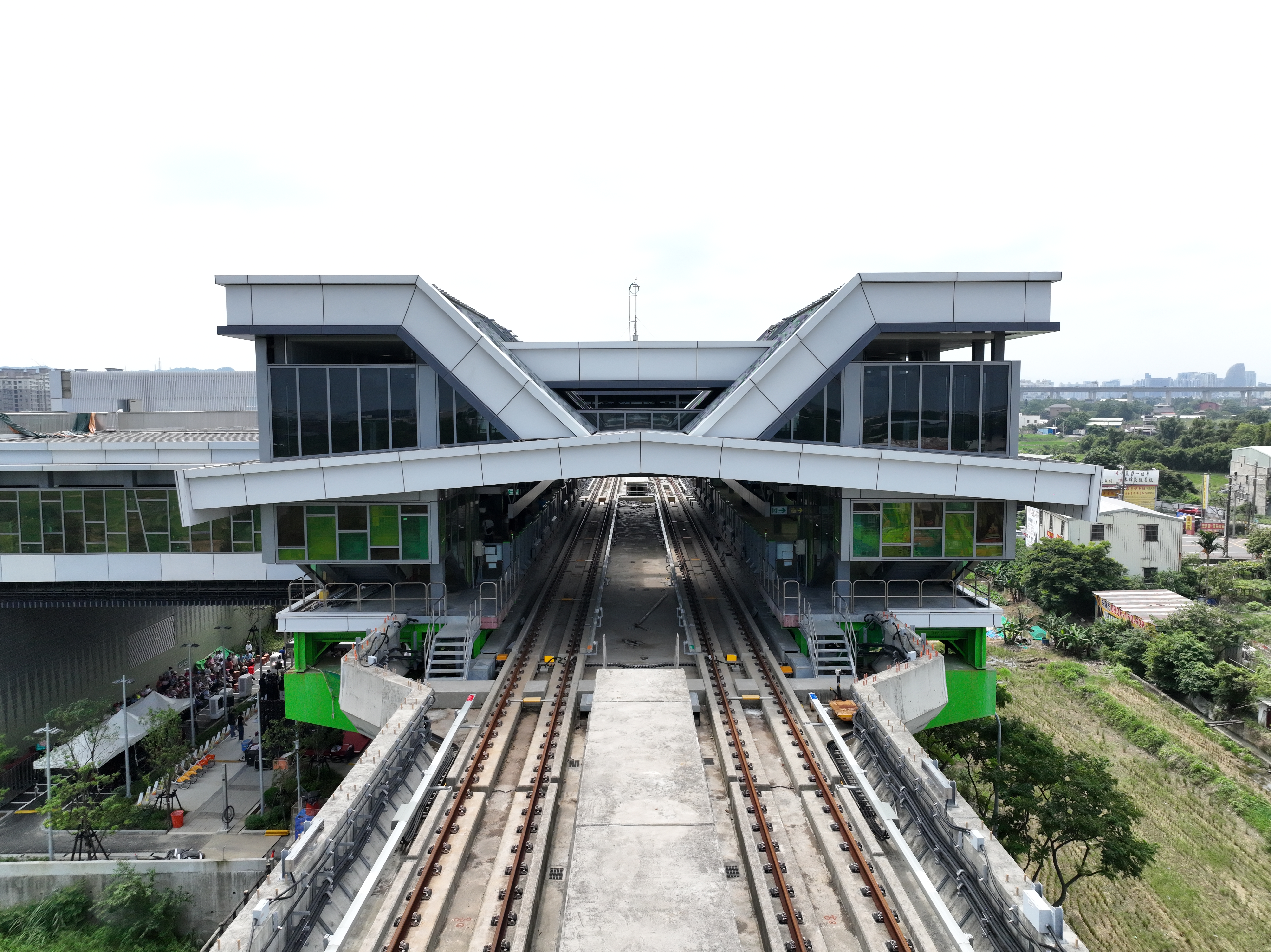 【有片】平鎮小客貨車左轉釀禍 重機攔腰撞上車殼碎一地 DJI 0891