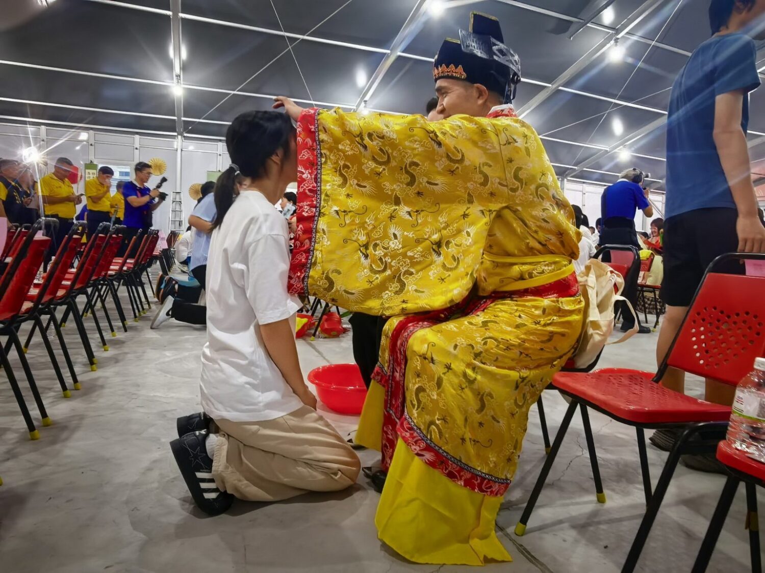 成年加冠及及笄儀式，浩天宮主任委員王經綻為青年加冠、整冠。(圖／記者翻攝)