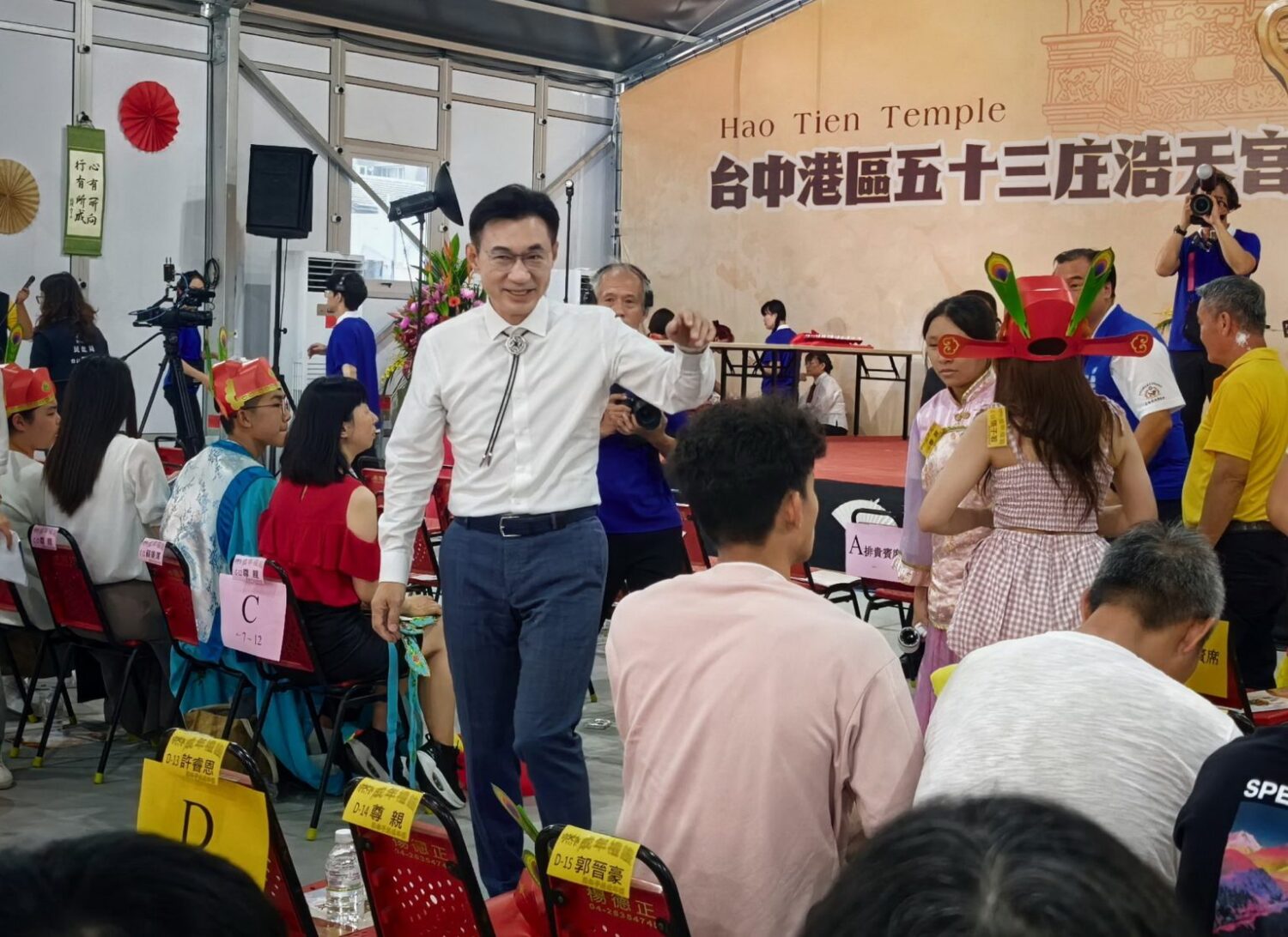 立法院副院長江啟臣親自到場觀禮並向所有完成成年禮的青年學子一一道賀。(圖／記者翻攝)
