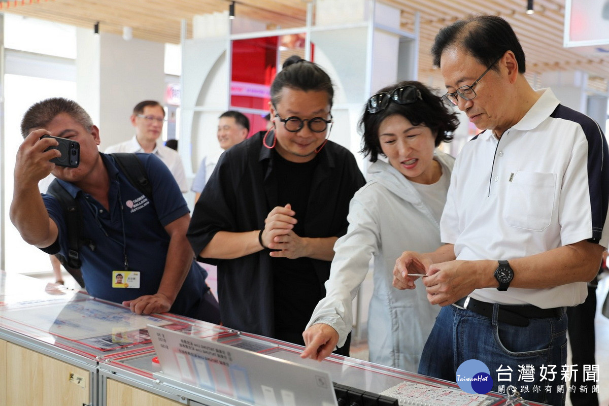 桃園市長張善政在台東縣長饒慶鈴陪同中參觀「臺東博覽會雙縣市交流活動」。<br /><br />