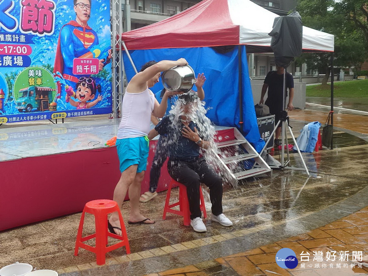 張嘉哲市長全身濕透。（簡千翔服務處提供）