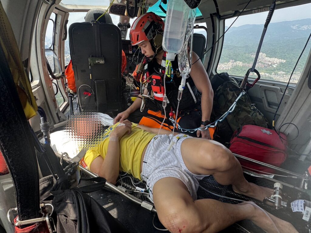 外籍郵輪船員頭部受創，海巡空勤急速救援送醫。（圖／海巡署）