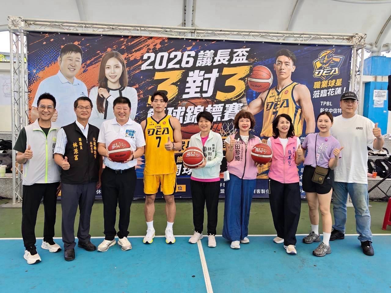 從花蓮走上職業舞台的阿美族籃球好手魏嘉豪（左四）返鄉為此次比賽活動代言。（圖／記者 趙靜姸翻攝）