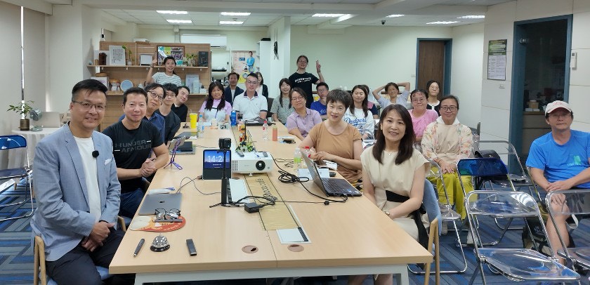 愛玩AI讀書會論壇在竹北登場,產官學專家與參與者齊聚交流,攜手打造新竹AI共學基地。(圖/愛玩AI讀書會提供)