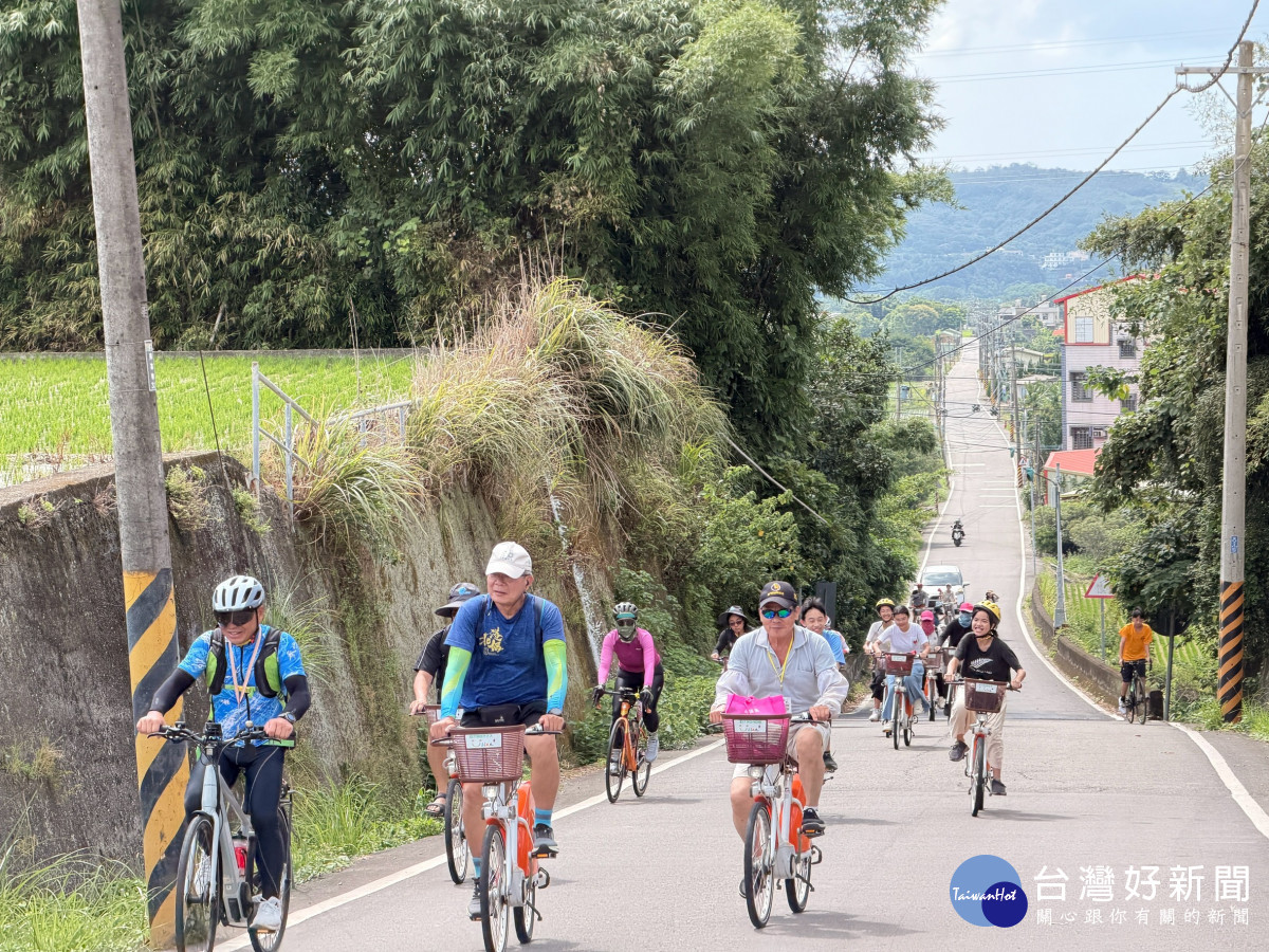近30名來自各地的遊客騎遊田園山林小徑。