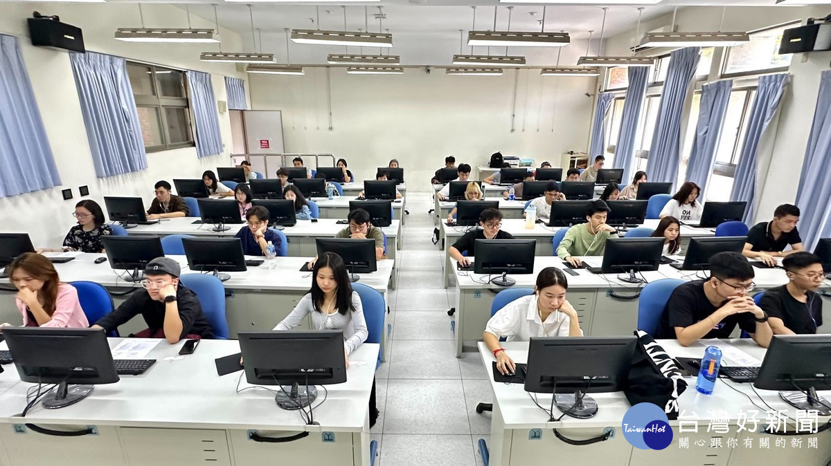 圖說:暨大將AI素養視為數位時代必備的基本生存技能,全校通識必修規劃「資訊科技」與「AI探索」兩門關鍵課程,針對非資訊領域學生更設立「AI探索學分學程」,讓各專業學子零門檻汲取AI知識。(暨大提供)