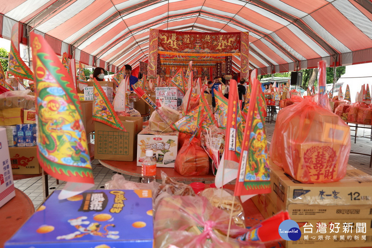 相關單位均動員奉上祭品,盛大舉行普度法會。(縣府提供)<br /><br />