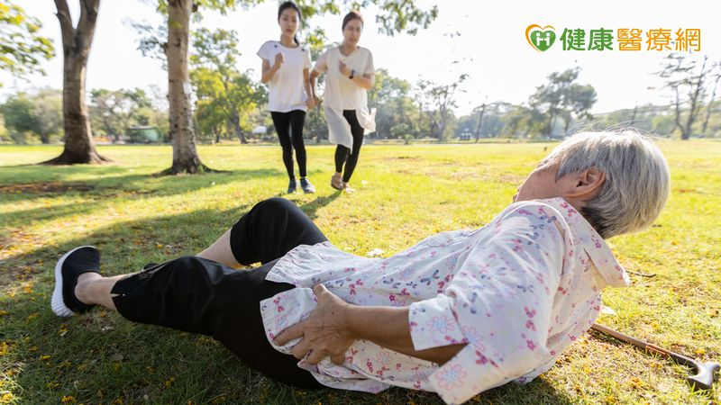 年紀大「站不穩」很正常?醫破解迷思 日常這樣做防跌