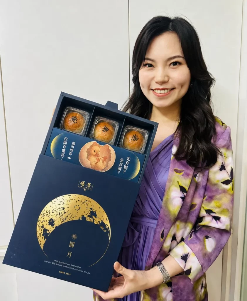 膳馨餐飲集團今年蛋黃酥6入禮盒中藏入「米其林招牌菜兌換券」,讓一顆蛋黃酥成為走進米其林餐桌的驚喜入口,為中秋送禮增添話題與彩蛋。