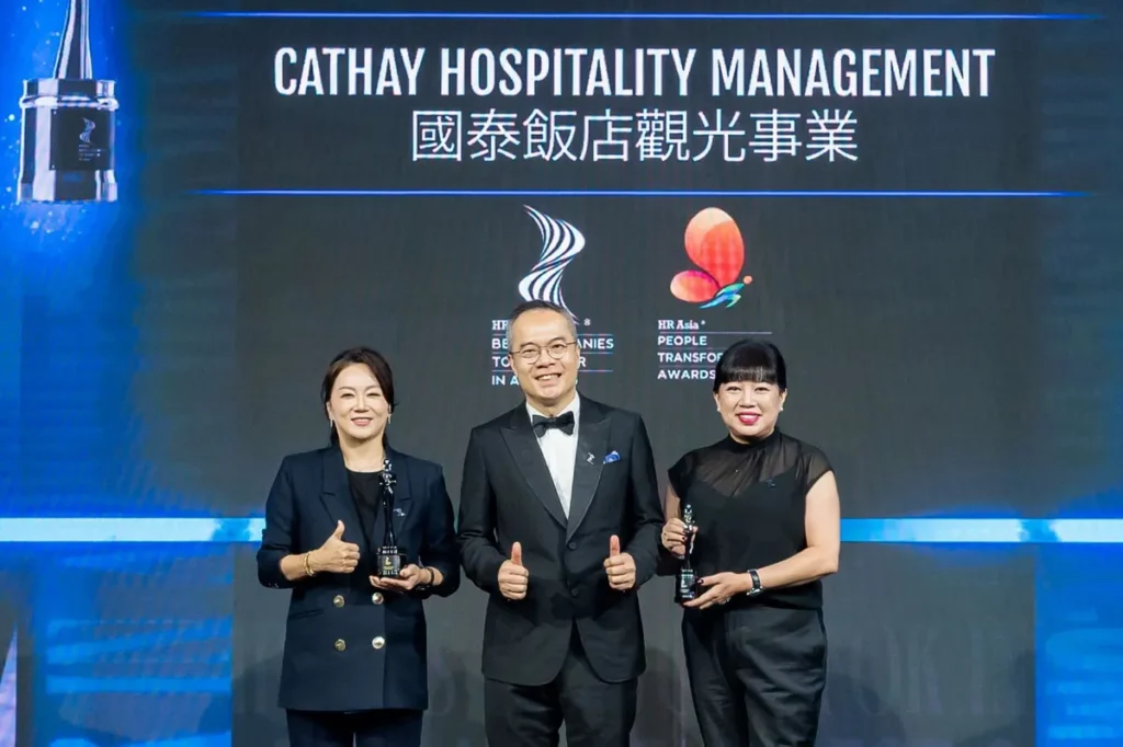 國泰飯店觀光事業為2026年旅宿業唯一榮獲「2026 HR Asia Awards 亞洲最佳企業雇主獎」與「HR Asia People Transformation Award人才躍升獎」雙料大獎,圖為總經理暨執行長-莊琬華、人才事業總監-邱麗芬。圖/國泰飯店觀光事業提供。