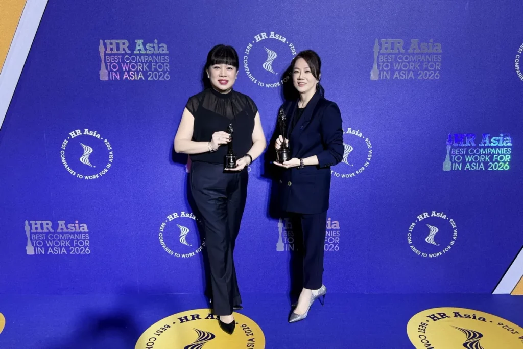 國泰飯店觀光事業為2026年旅宿業唯一榮獲「2026 HR Asia Awards 亞洲最佳企業雇主獎」與「HR Asia People Transformation Award人才躍升獎」雙料大獎,圖為總經理暨執行長-莊琬華、人才事業總監-邱麗芬。圖/國泰飯店觀光事業提供。
