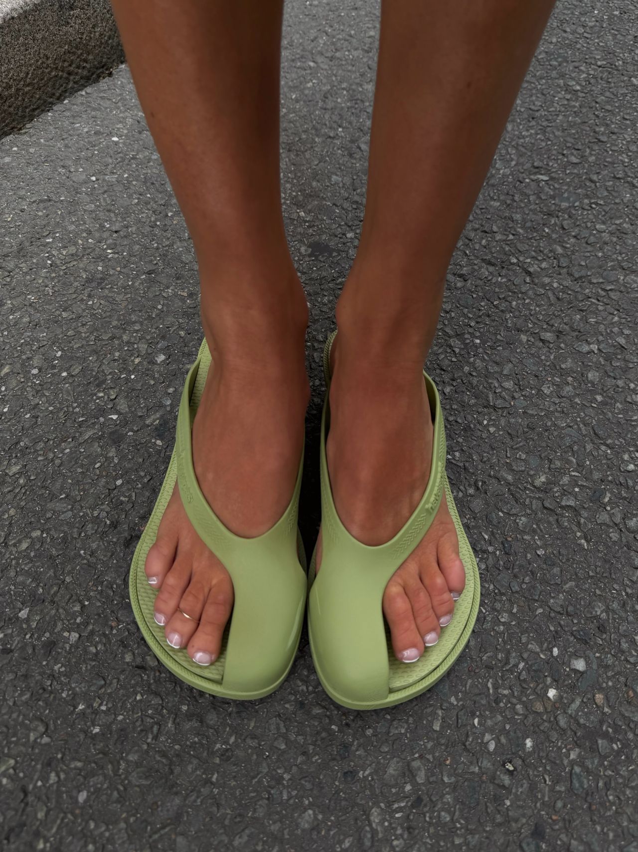 人字拖的下一步是「把腳趾遮住」？　Havaianas新款「Kitten Heel」翻轉拖鞋印象
