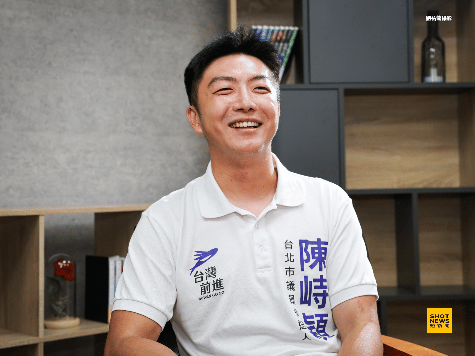 毫無政治背景的陳峙穎勤跑基層,二十四歲成功逆襲當選里長。(攝影:劉祐龍)