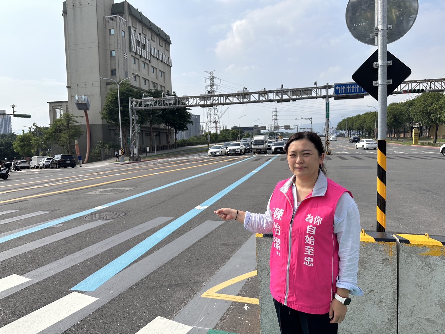 台北承德士商路口彩色導引線上路 陳怡潔憂:引流恐變混淆 206 台北承德士商路口彩色導引線上路 陳怡潔憂:引流恐變混淆 205